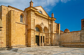 Blick auf die gotische Kathedrale aus dem 16. Jahrhundert, UNESCO-Welterbe, Santo Domingo, Dominikanische Republik, Westindien, Karibik, Mittelamerika