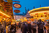 Blick auf Karussell und Weihnachtsmarkt auf dem Römerbergplatz in der Abenddämmerung, Frankfurt am Main, Hessen, Deutschland, Europa