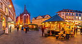 Blick auf Weihnachtsmarkt, Maria Chappel und Falkenhaus am Oberen Markt in der Abenddämmerung, Würzburg, Bayern, Deutschland, Europa
