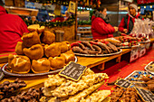 Blick auf Pralinen am Weihnachtsmarktstand, Römerbergplatz, Frankfurt am Main, Hessen, Deutschland, Europa