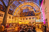 Blick auf den Weihnachtsmarkt auf dem Willi-Horter-Platz in der historischen Altstadt zu Weihnachten, Koblenz, Rheinland-Pfalz, Deutschland, Europa