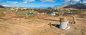 Luftaufnahme einer Windmühle und der umgebenden Landschaft, Fuerteventura, Kanarische Inseln, Spanien, Atlantik, Europa