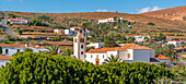 Blick auf die Iglesia de Santa Maria de Betancuria von einer Position oberhalb der Stadt, Betancuria, Fuerteventura, Kanarische Inseln, Spanien, Atlantik, Europa