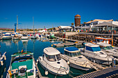 Blick auf Yachthafen und Aquarium in Castillo Caleta de Fuste, Fuerteventura, Kanarische Inseln, Spanien, Atlantik, Europa