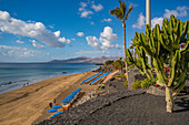 Blick auf den Strand Playa Grande und den Atlantischen Ozean, Puerto del Carmen, Lanzarote, Las Palmas, Kanarische Inseln, Spanien, Atlantik, Europa