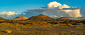 Blick auf die Vulkanlandschaft im Timanfaya-Nationalpark bei Sonnenuntergang, Lanzarote, Las Palmas, Kanarische Inseln, Spanien, Atlantik, Europa