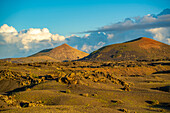Blick auf die Vulkanlandschaft im Timanfaya-Nationalpark bei Sonnenuntergang, Lanzarote, Las Palmas, Kanarische Inseln, Spanien, Atlantik, Europa