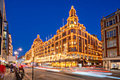 Blick auf das beleuchtete Kaufhaus Harrods in der Abenddämmerung, Knightsbridge, London, England, Vereinigtes Königreich, Europa