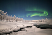 Das Nordlicht erscheint über einem Fluss, Gemeinde Kiruna, Landkreis Norrbotten, Lappland, Schweden