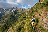 Mädchen beim Wandern in den Orobie-Alpen, Valtellina, Provinz Sondrio, Lombardei, Italien, Europa
