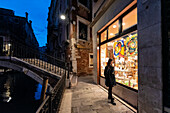 Frau schaut in ein Schaufenster eines typischen Ladens in Venedig, Venetien, Italien, Europa