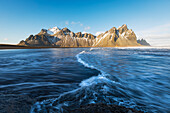 Wellen am schwarzen Strand, Berg Vestrahorn, Stokksnes, Ostregion, Island