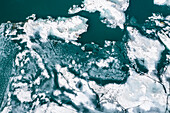 Luftaufnahme der Schmelze des Lagazzuolo-Sees in Valmalenco, Provinz Sondrio, Valtellina, Lombardei, Italien, Eorope