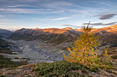 Livigno vom Crap de La Pare aus gesehen im Herbst, Valtellina, Provinz Sondrio, Lombardei, Italien