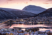 Die Stadt Tromso während des Sonnenaufgangs im Winter, Troms County, Norwegen, Europa