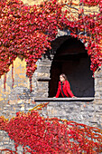 Ein Tourist blickt vom Dorf Nesso auf den Comer See im Herbst, Provinz Como, Lombardei, Italien, Europa (MR)