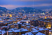Ein nächtlicher Blick auf die Stadt Como nach dem Schneefall mit dem Lichterbaum, Comer See, Lombardei, Italien, Europa