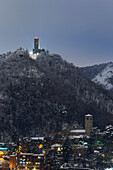 Ein nächtlicher Blick auf den Baradello Turm (Castel Baradello) nach dem Schneefall, Como Stadt, Comer See, Lombardei, Italien, Europa