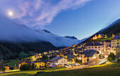Abenddämmerung im Dorf Vermiglio bei Vollmond, Tal der Sole (val di Sole), Provinz Trient, Trentino-Südtirol, Italien, Europa