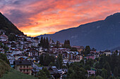Sonnenaufgang über dem Dorf Mezzana, Sole-Tal (val di Sole), Provinz Trient, Trentino-Südtirol, Italien, Europa
