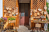 Ein Geschäft für Holzschneidebretter, Dorf Pellizzano, Sohlental (val di Sole), Provinz Trient, Trentino-Südtirol, Italien, Europa