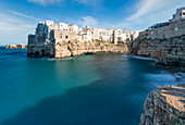 Klassischer Blick auf das herrliche Küstendorf Polignano a Mare, an einem herrlichen Sommertag, Gemeinde Polignano a Mare, Provinz Bari, Region Apulien, Italien, Europa