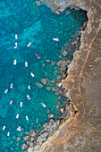 Luftaufnahme einer Drohne von den Klippen in Santa Cesarea Terme im Sommer, Gemeinde Santa Cesarea Terme, Provinz Lecce, Region Apulien, Italien, Europa
