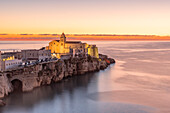 Blick auf das historische Zentrum von Vieste, aufgenommen während eines warmen Sommer-Sonnenaufgangs, Gemeinde Vieste, Provinz Foggia, Bezirk Apulien, Italien, Europa