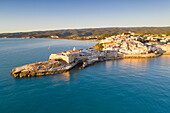 Luftaufnahme des historischen Zentrums von Vieste bei Sonnenaufgang, Gemeinde Vieste, Provinz Foggia, Region Apulien, Italien, Europa