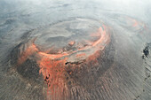 Luftaufnahme einer Drohne von einem inaktiven Vulkan im Gebiet Landlammalaugar, Sudurland, Island, Europa