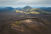 Luftaufnahme einer Drohne von der Textur und den Bergen in der Nähe von Landlammalaugar, Sudurland, Island, Europa