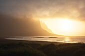 fantastischer Sommer-Sonnenaufgang am Vestrahorn, Stokksnes, Hofn, Ostisland, Island, Europa.