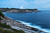 eine Langzeitbelichtung, um die blauen Stunden am Cabo Major an einem Sommertag einzufangen, Gemeinde Santander, Kantabrien, Spanien, Iberische Halbinsel, Westeuropa