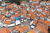 Vertikale Luftaufnahme, aufgenommen mit einer Drohne, des Touristendorfes Cudillero, Gemeinde Cudillero, Asturien, Spanien, Europa