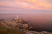 der Leuchtturm von Punta Nariga während eines sommerlichen Sonnenaufgangs, Gemeinde Malpica de Bergantinos, Galixia, Spanien, Europa