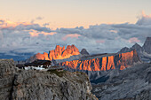 die Lagazuoi-Hütte während eines sommerlichen Sonnenuntergangs, Falzarego-Pass, Gemeinde Cortina d'Ampezzo, Dolomiti, Venetien, Italien, Europa