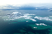 Luftaufnahme der Insel Sommaroy mit einer Drohne an einem bewölkten Wintertag, Provinz Troms, Nordnorwegen, Europa