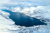Luftaufnahme von Ersfdjord mit einer Drohne an einem Wintertag, Troms, Norwegen, Europa