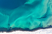 Luftaufnahme aus der Drohne von einer Meeresfarbe, Senja, Norwegen, Europa