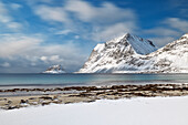 eine Langzeitbelichtung, um das Nachmittagslicht am Strand von Haukland an einem Wintertag einzufangen, Vestvagoy, Insel Lofoten, Norwegen, Europa