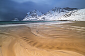 eine Langzeitbelichtung, um das Nachmittagslicht am Haukland Strand während eines Wintertages einzufangen, Vestvagoy, Lofoten Insel, Norwegen, Europa