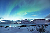 die Magie des arktischen Himmels mit den Nordlichtern am Strand von Haukland, Lofoten, Norwegen, Europa