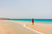 ein Tourist bewundert die Aussicht in der Nähe der Playa de Sotavento an einem sonnigen Sommertag, Fuerteventura, Kanarische Insel, Spanien, Europa