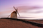 das warme Licht des Sonnenuntergangs hüllt den Molino de Villaverde an einem Sommertag ein, Fuerteventura, Kanarische Insel, Spanien, Europa