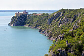 Blick auf das Schloss Duino vom Rilke-Weg aus, Duino-Aurisina, Provinz Triest, Friaul-Julisch-Venetien, Italien.