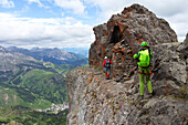 Zwei Wanderer auf dem Klettersteig Via Ferrata delle Trincee, Padon-Gruppe, Dolomiten, Fassa-Tal, Provinz Trient, Trentino-Südtirol, Italien.
