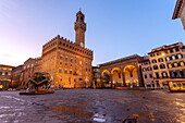 Palazzo Vecchio und Piazza della Signoria bei Sonnenaufgang, Florenz, Toskana, Italien