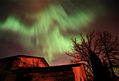 Aurora Borealis Nordlicht rote und grüne Explosion über Haus in der Nähe von Kleefeld, Manitoba, Kanada