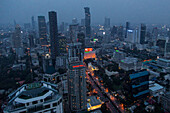 Sonnenuntergang über Bangkok von der Terrasse des Banyan Tree Hotels