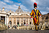 Ein Schweizer Gardist während der von Papst Franziskus zelebrierten Palmsonntagsmesse auf dem Petersplatz